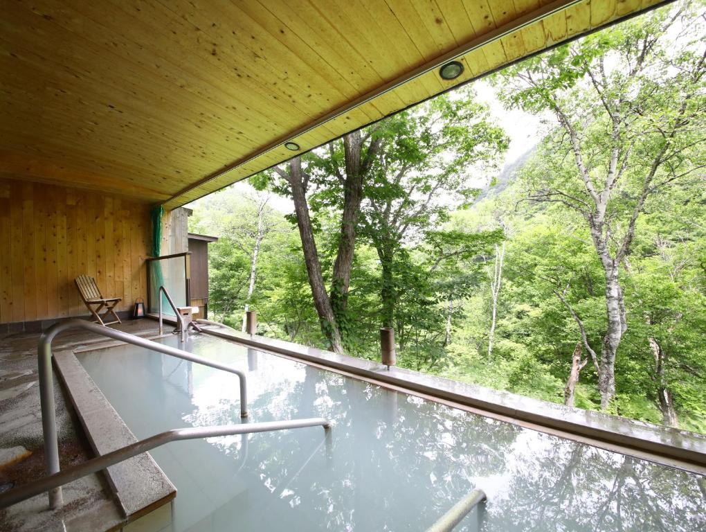 Balkón nebo terasa v ubytování 志賀高原 白い温泉 渓谷の湯