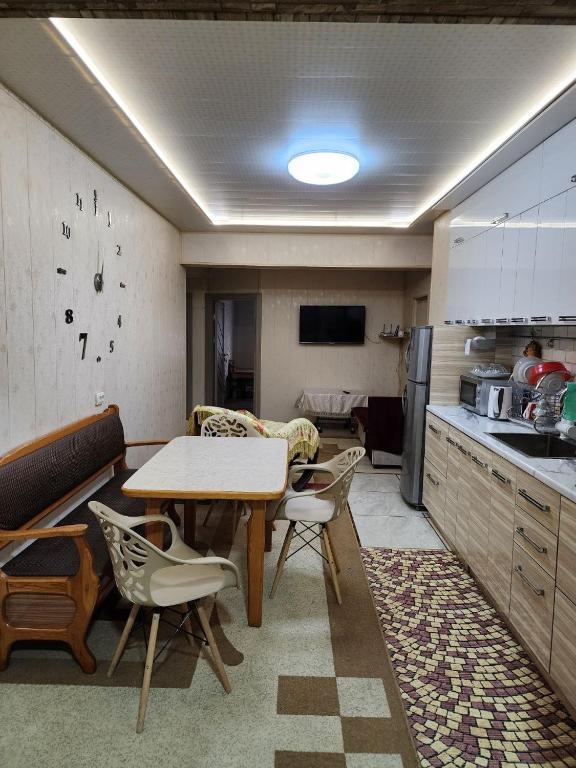 SergeliにあるSergeli Homeの部屋にテーブルと椅子のあるキッチン