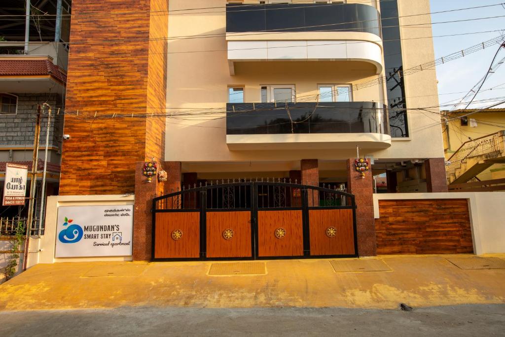 un edificio con una puerta delante de él en MUGUNDAN 'S SMART STAY en Coimbatore