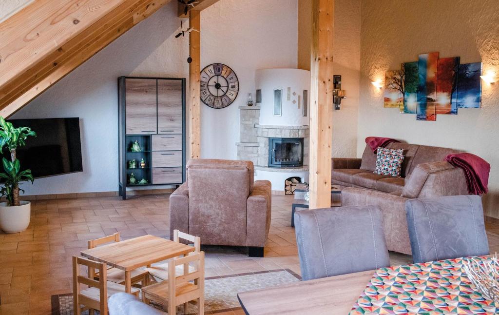 uma sala de estar com um sofá e uma lareira em Ferienloft-Charlotte em Tondorf