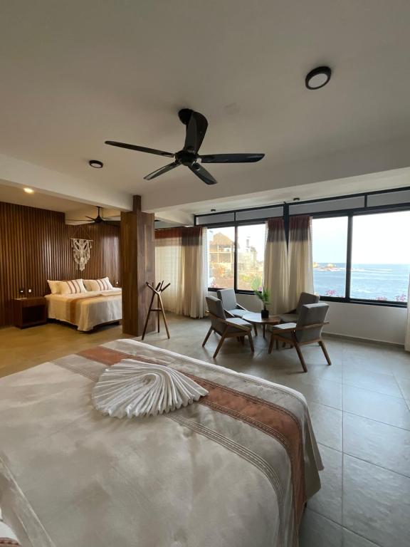 een slaapkamer met een bed en een plafondventilator bij Casa Vanora in Garita