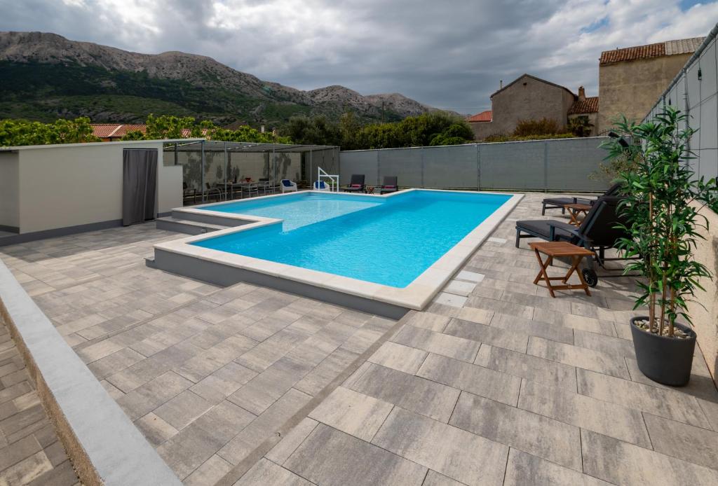 Draga Bašćanska的住宿－Relax House Rosemary，屋顶上的游泳池