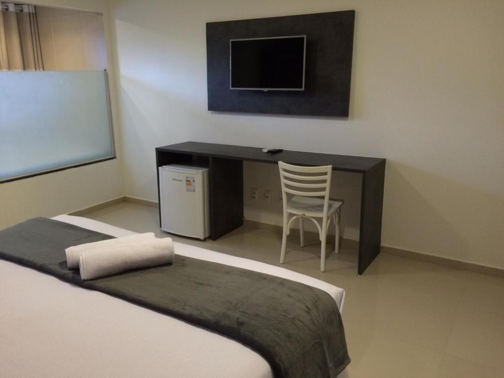 Uma TV ou centro de entretenimento em Scenarium Hotel