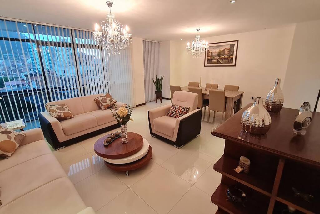 een woonkamer met een bank, stoelen en een tafel bij Apartamento Montecarlo 1 in Sucre