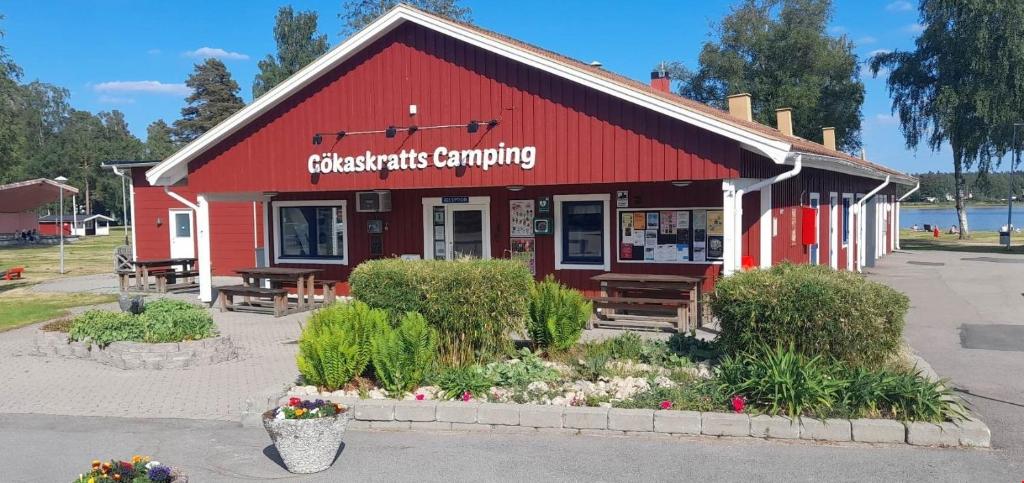 ein rotes Gebäude mit einem Schild an der Seite in der Unterkunft Gökaskratts Camping in Hovmantorp