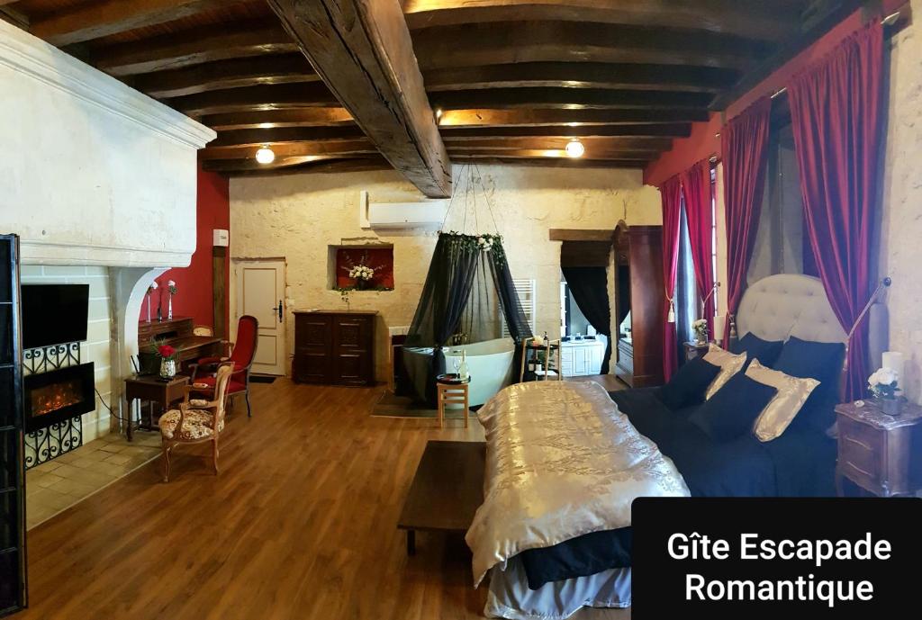 - une chambre avec un grand lit dans l'établissement Escapade Romantique, à Les Roches-lʼÉvêque