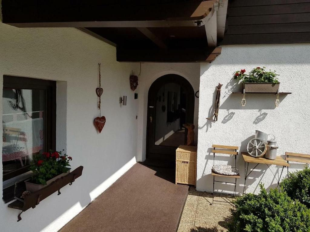 eine Eingangstür eines Hauses mit einer Veranda in der Unterkunft Appartement Lärchenhof 3 in Ehrwald