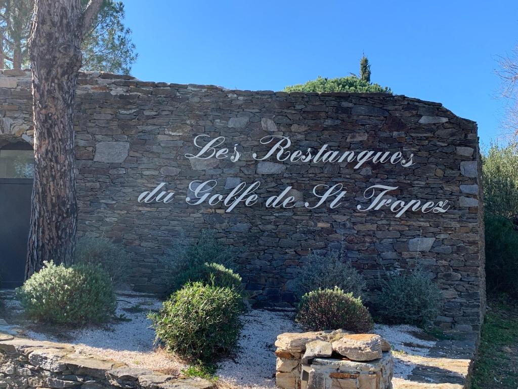 un mur de briques avec un panneau indiquant « les résistances et le clairon » dans l'établissement Appartement région de St-Tropez, à Grimaud