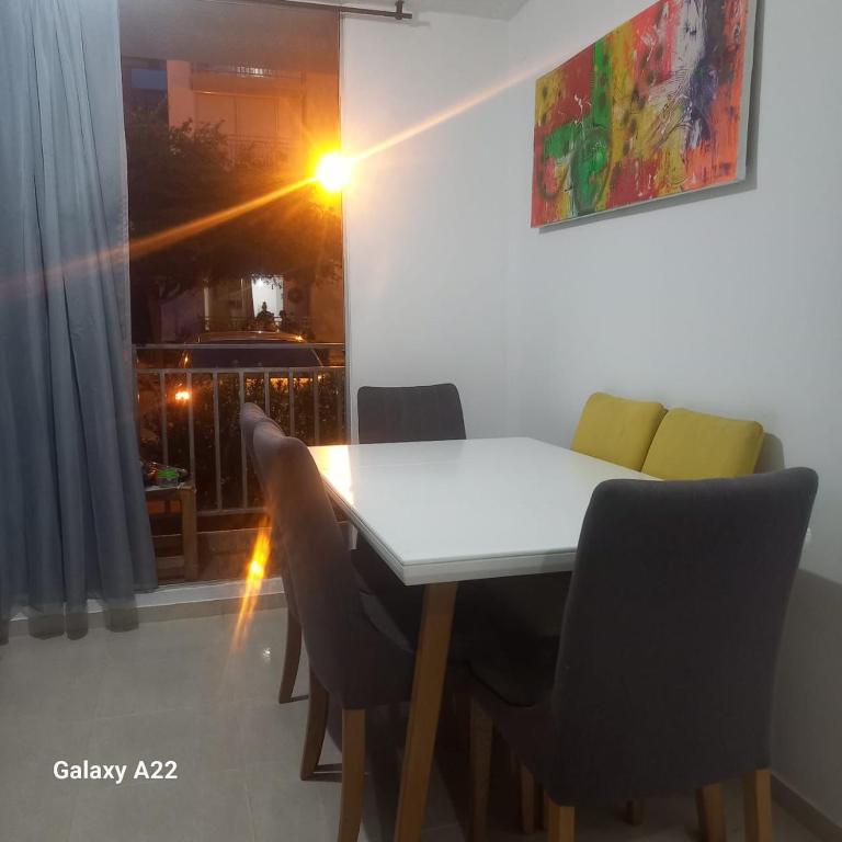 ein Esszimmer mit einem weißen Tisch und Stühlen in der Unterkunft APARTAMENTO 3 HABITACIONES 6 PERSONAS SIN AIRE ACONDICIONADO - ventilador MAS DE 3 NOCHES in Valledupar
