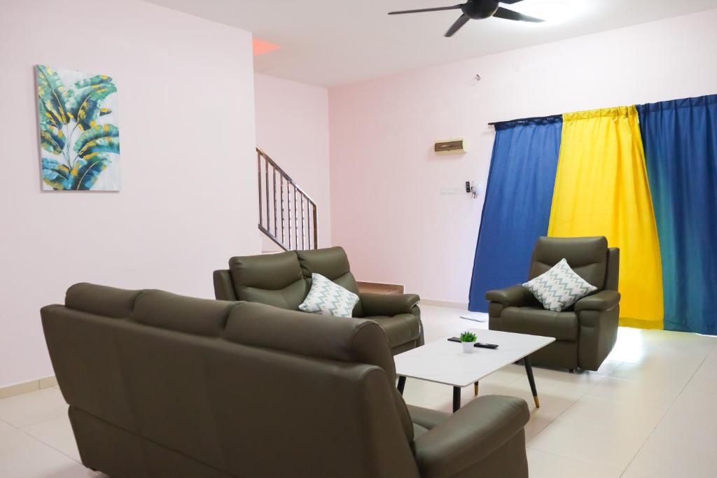 ein Wohnzimmer mit 2 Sofas und einem Tisch in der Unterkunft JOY SITIAWAN HOMESTAY in Sitiawan
