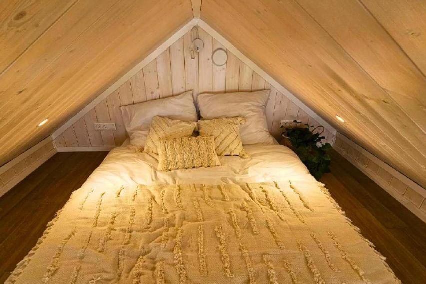 Postel nebo postele na pokoji v ubytování Gökaskratts Camping