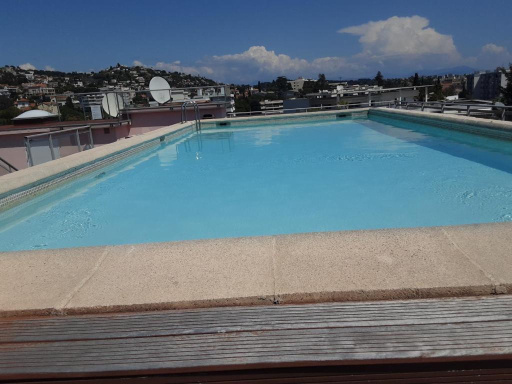 une grande piscine au sommet d'un immeuble dans l'établissement Studio rdj 24 m2 et piscine, à Vallauris