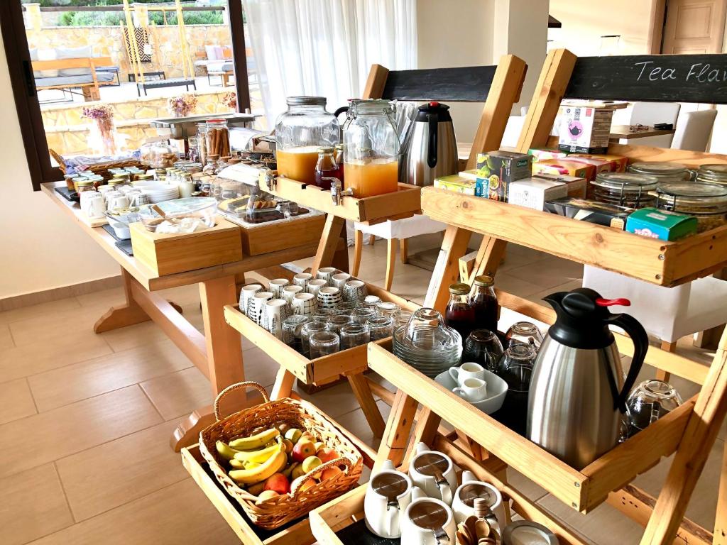 uma mesa cheia de comida e bebidas em Elaion mini suites em Nafplio