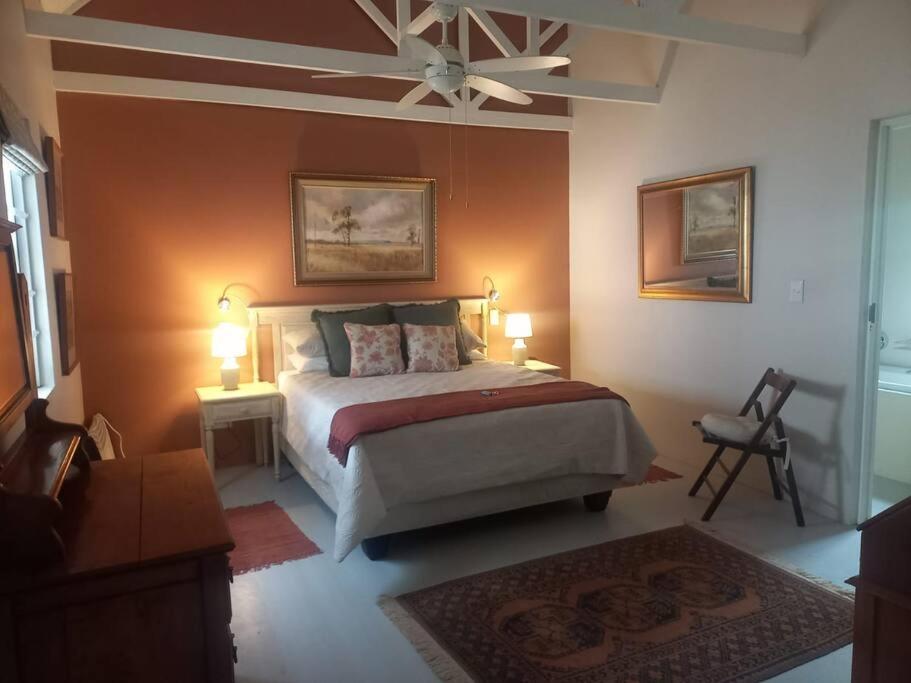 Postel nebo postele na pokoji v ubytování Owl Cottage - McGregor
