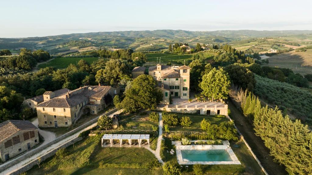  Elle offre une vue aérienne sur une demeure de caractère dotée d'une piscine. dans l'établissement Tenuta di Megognano, à Poggibonsi