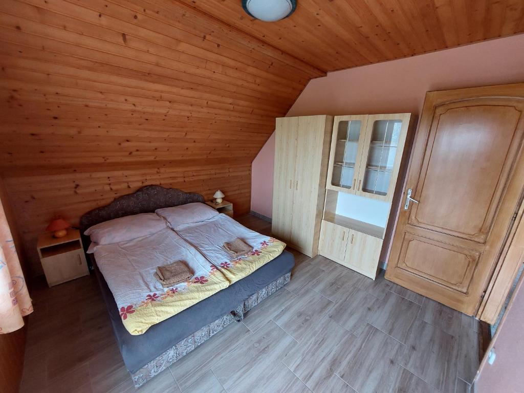 Postel nebo postele na pokoji v ubytování Panna Apartmanház