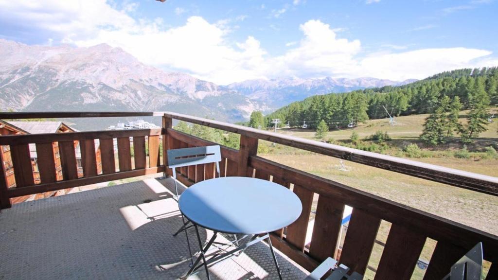 d'une table et de chaises sur un balcon avec vue sur les montagnes. dans l'établissement Résidence Dame Blanche - DBA103 - APPT 2 CHAMBRES - BALCON - 6 PERSONNES - Secteur 1800 MAE-5171, à Narreyroux