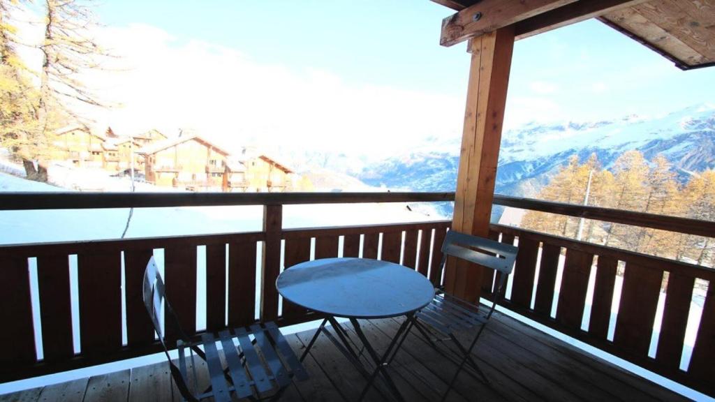 d'une table et d'une chaise sur un balcon avec vue. dans l'établissement Résidence Dame Blanche - DBAC21 - APPT 2 CHAMBRES - BALCON - 6 PERSONNES - Secteur 1800 MAE-5201, à Narreyroux