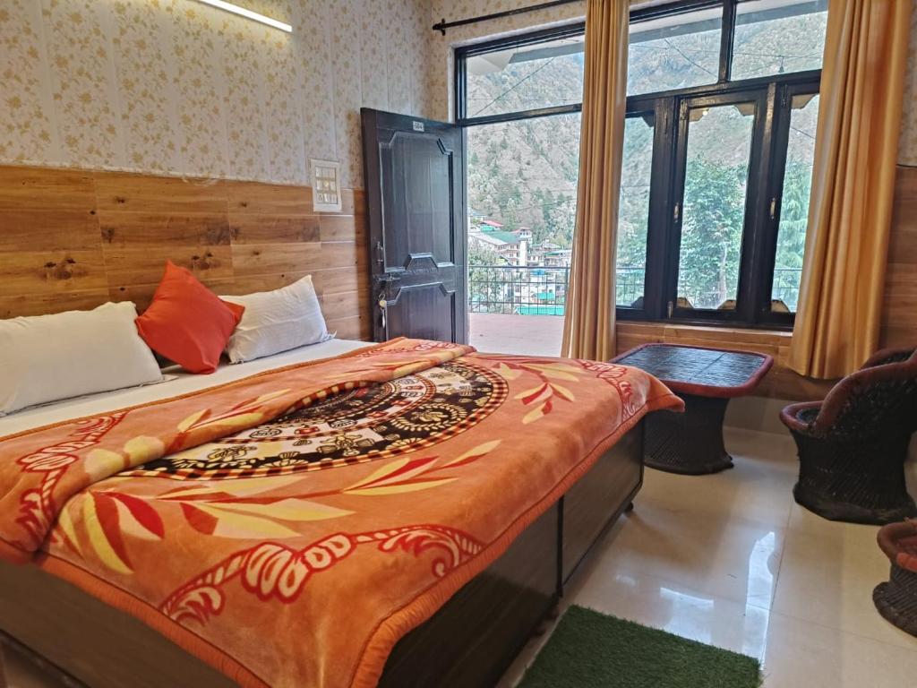 - une chambre avec un grand lit et une grande fenêtre dans l'établissement Rising Spring, à Dharamshala