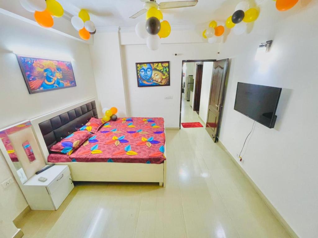 um quarto com uma cama e uma televisão de ecrã plano em Luxury 3 bedroom independent appartment em Ghaziabad