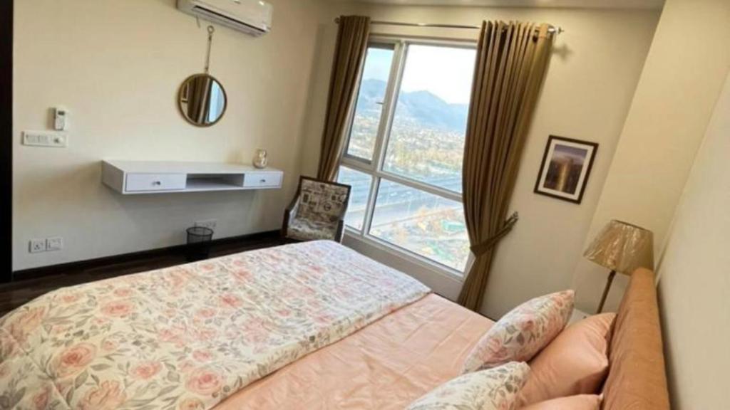 Posteľ alebo postele v izbe v ubytovaní City Escape with Mountain Views 1-Bed Apartment