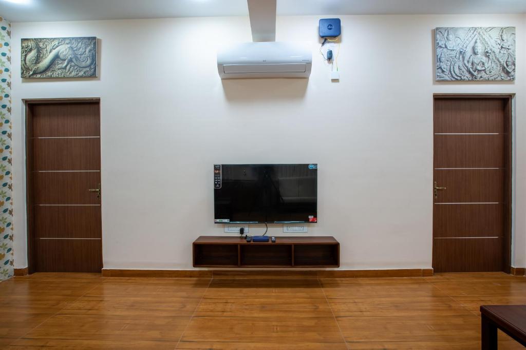 TV a/nebo společenská místnost v ubytování MUGUNDAN 'S SMART STAY