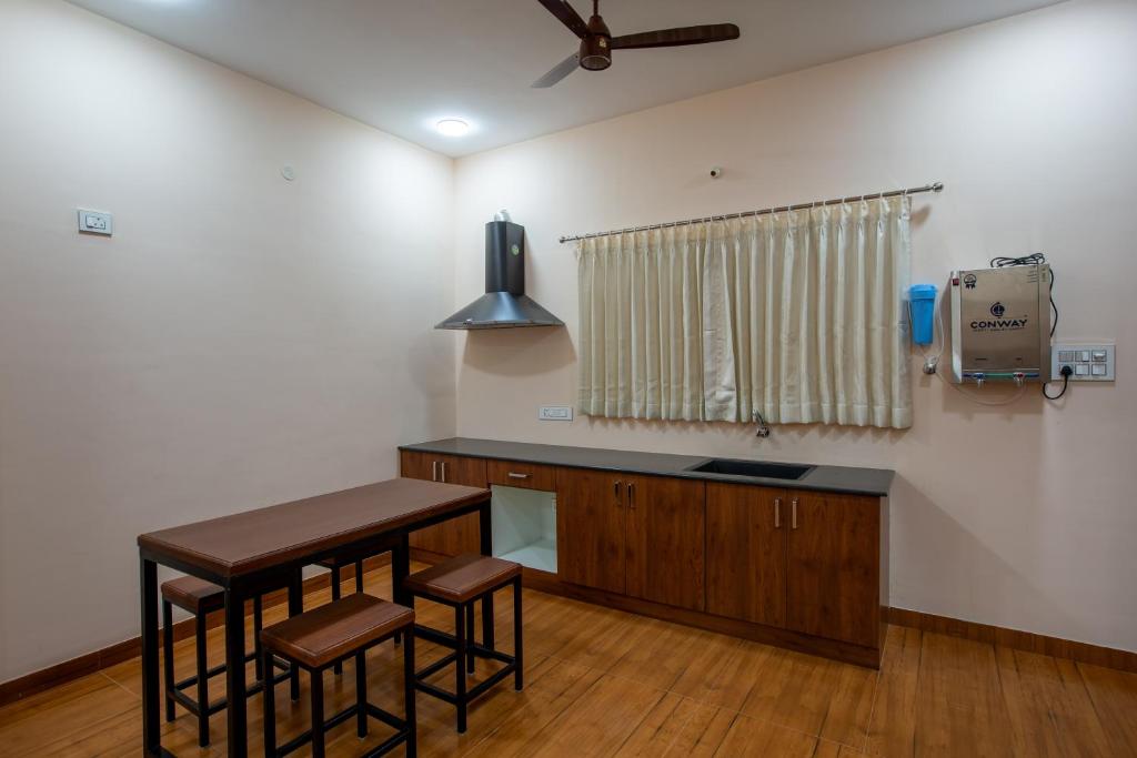 Kuchyň nebo kuchyňský kout v ubytování MUGUNDAN 'S SMART STAY