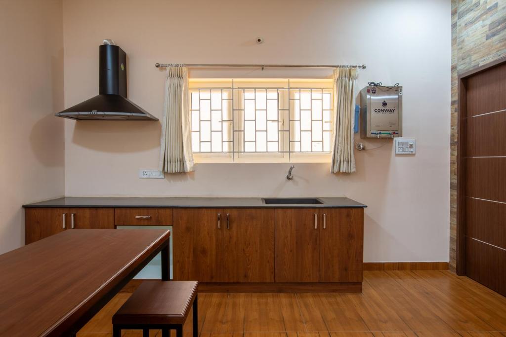 Kuchyň nebo kuchyňský kout v ubytování MUGUNDAN 'S SMART STAY