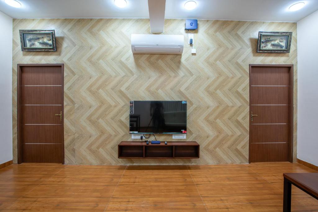 TV a/nebo společenská místnost v ubytování MUGUNDAN 'S SMART STAY