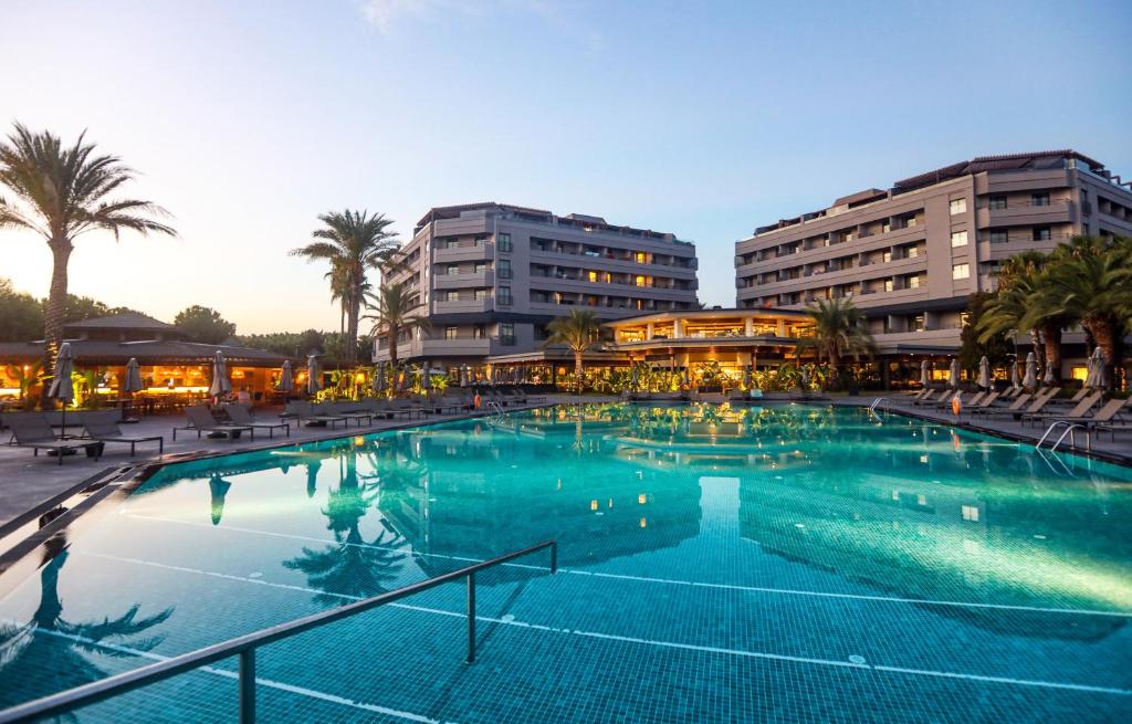 uma grande piscina em frente a dois edifícios em Miramare Beach Hotel - Ultra All Inclusive em Side