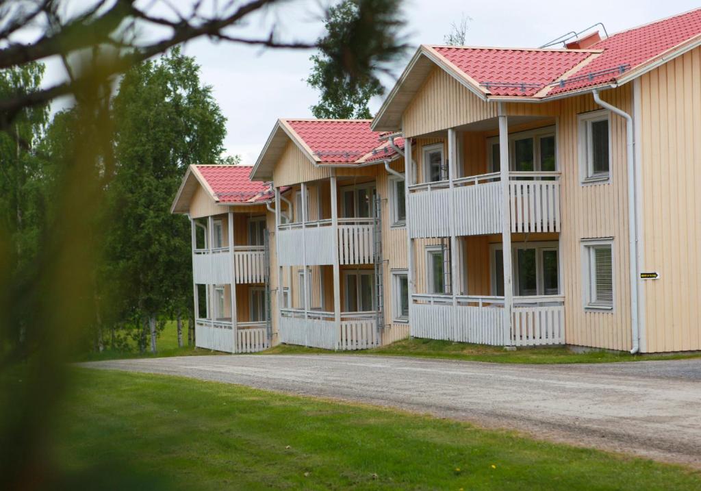 eine Reihe von Häusern mit roten Dächern in der Unterkunft Nordvik Bed & Breakfast in Nordvik
