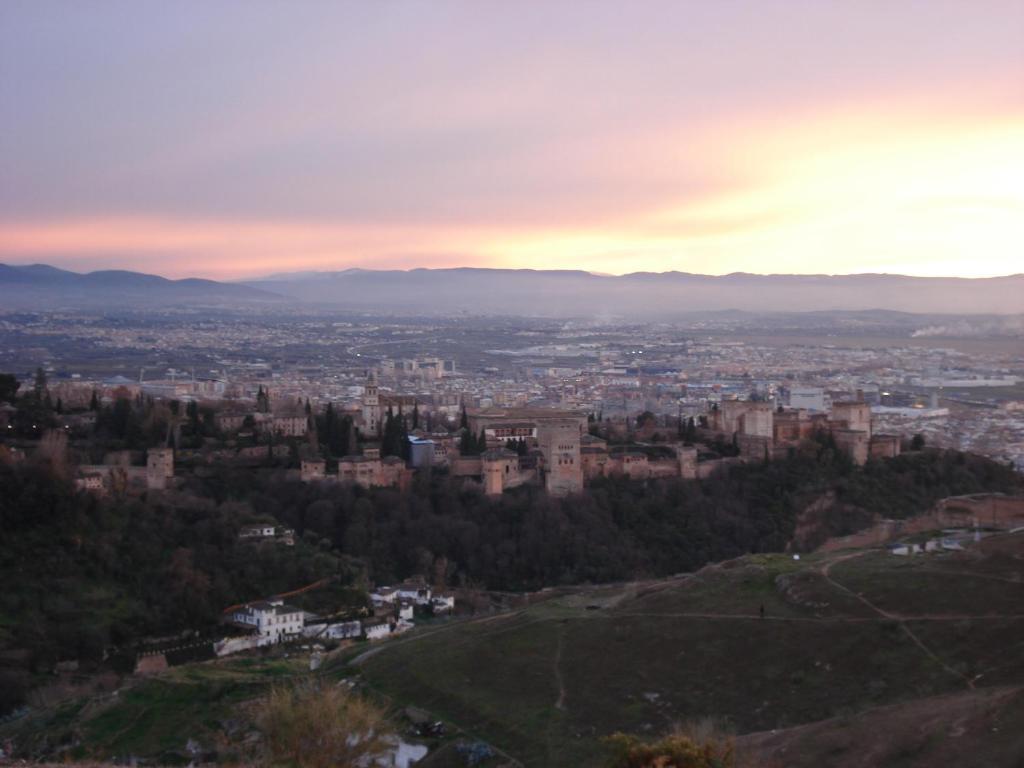 vista sulla città dalla cima di una collina di casa carmen alhambra a Granada