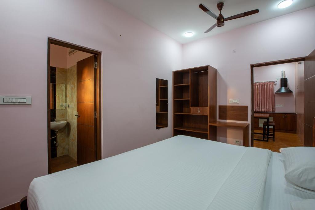 Postel nebo postele na pokoji v ubytování MUGUNDAN 'S SMART STAY