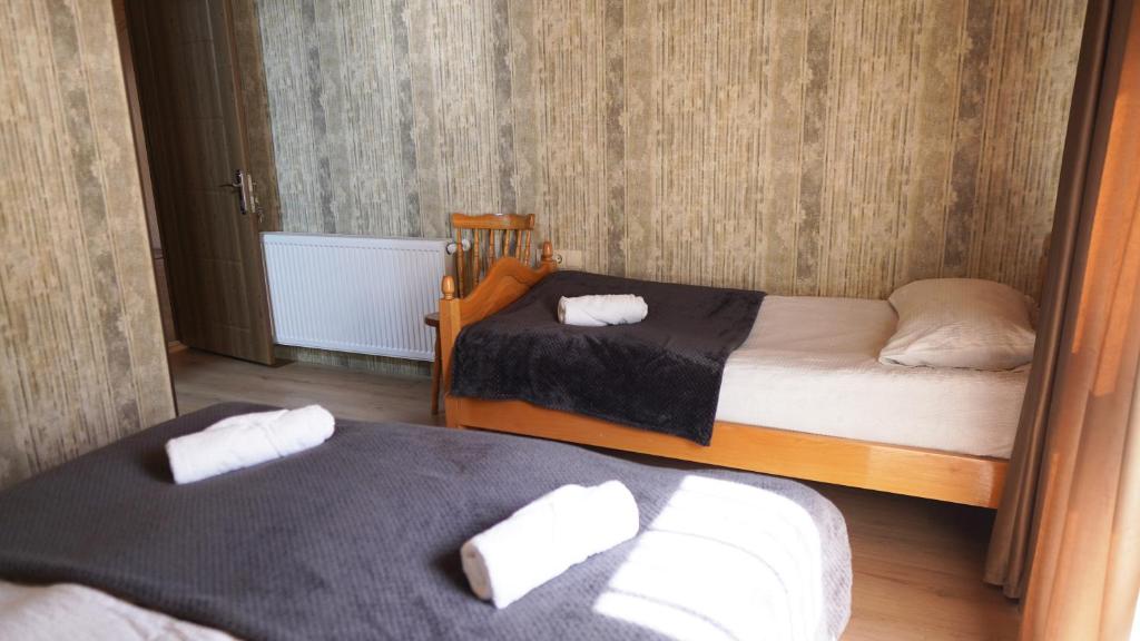 Llit o llits en una habitació de Archil and Nino Gigauri Guest House