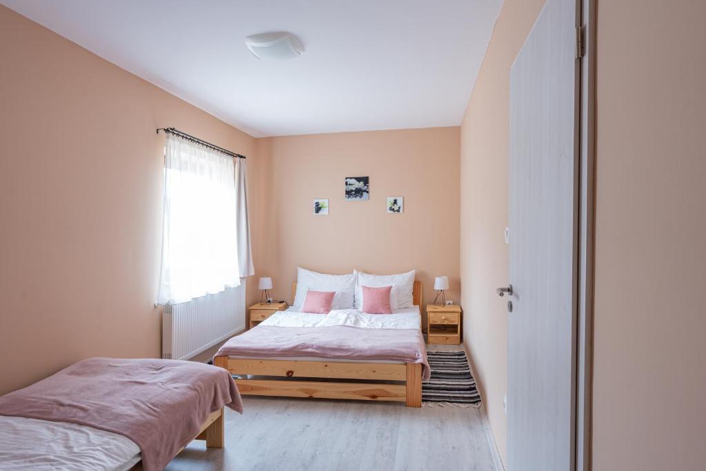 Postel nebo postele na pokoji v ubytování Láng Vendégház