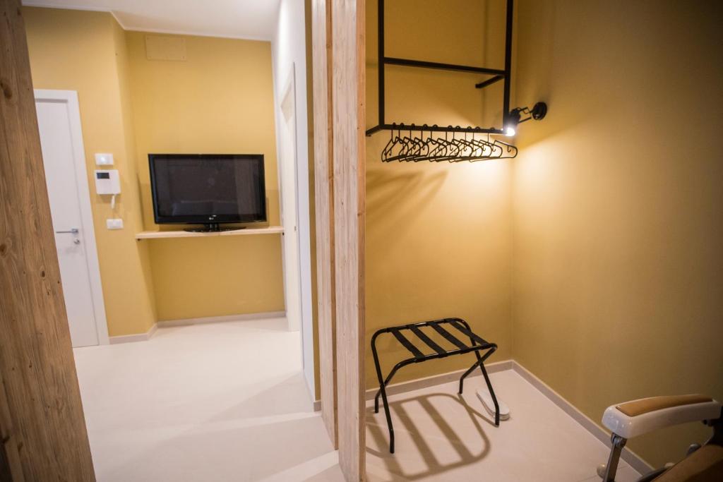 TV a/nebo společenská místnost v ubytování Albergo Diffuso Dimora Rossi Suite B&B