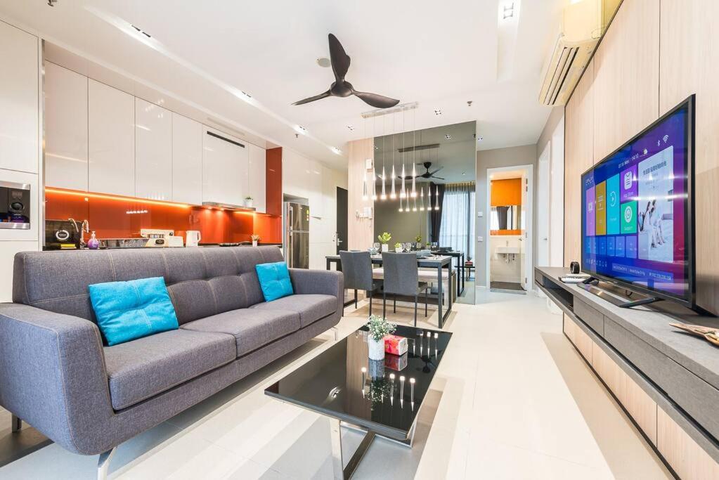 TV a/nebo společenská místnost v ubytování Arcoris Mont Kiara 12# Deluxe 2 Bedroom # Coner with Balcony #1-4Pax