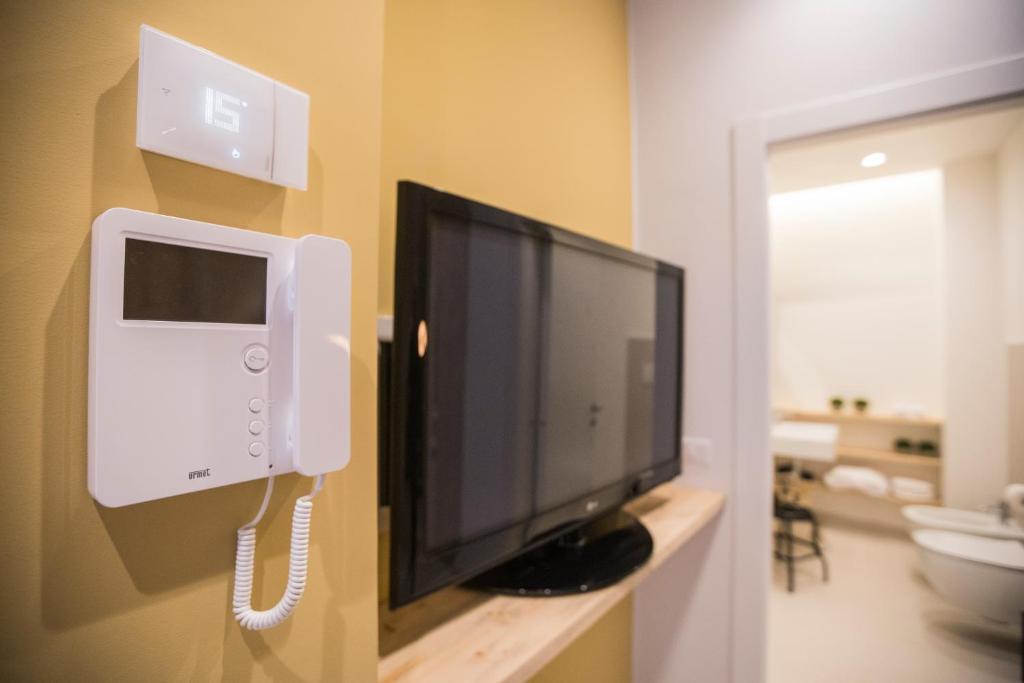 TV a/nebo společenská místnost v ubytování Albergo Diffuso Dimora Rossi Suite B&B