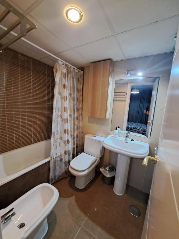 Łazienka z białą toaletą i umywalką w obiekcie Apartamento Eursu Playa w Maladze