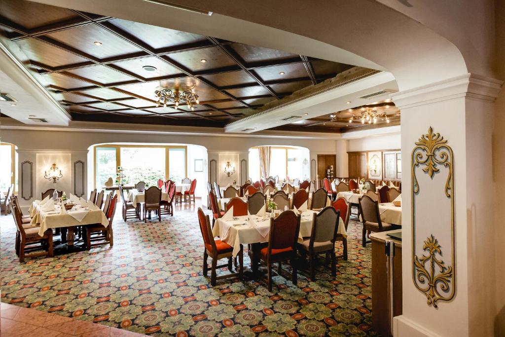 A restaurant or other place to eat at Hotel Post Abtenau