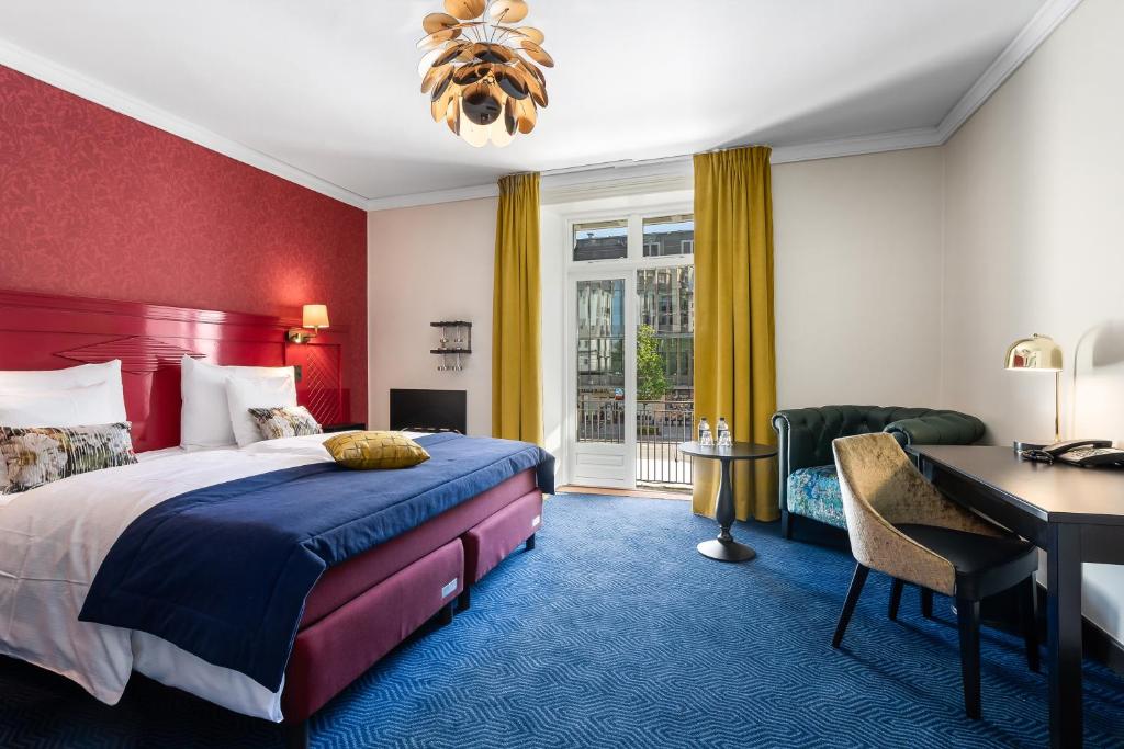 een hotelkamer met een bed, een bureau en een bureau bij ProfilHotels Copenhagen Plaza in Kopenhagen