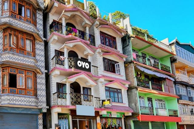 een appartementencomplex met een omg-bord erop bij Chewang Homestay in Darjeeling