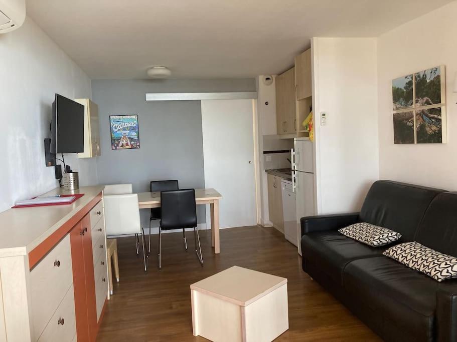 un petit salon avec un canapé et une table dans l'établissement Cannes appt 4 pers/4 F Renoir, à Cannes