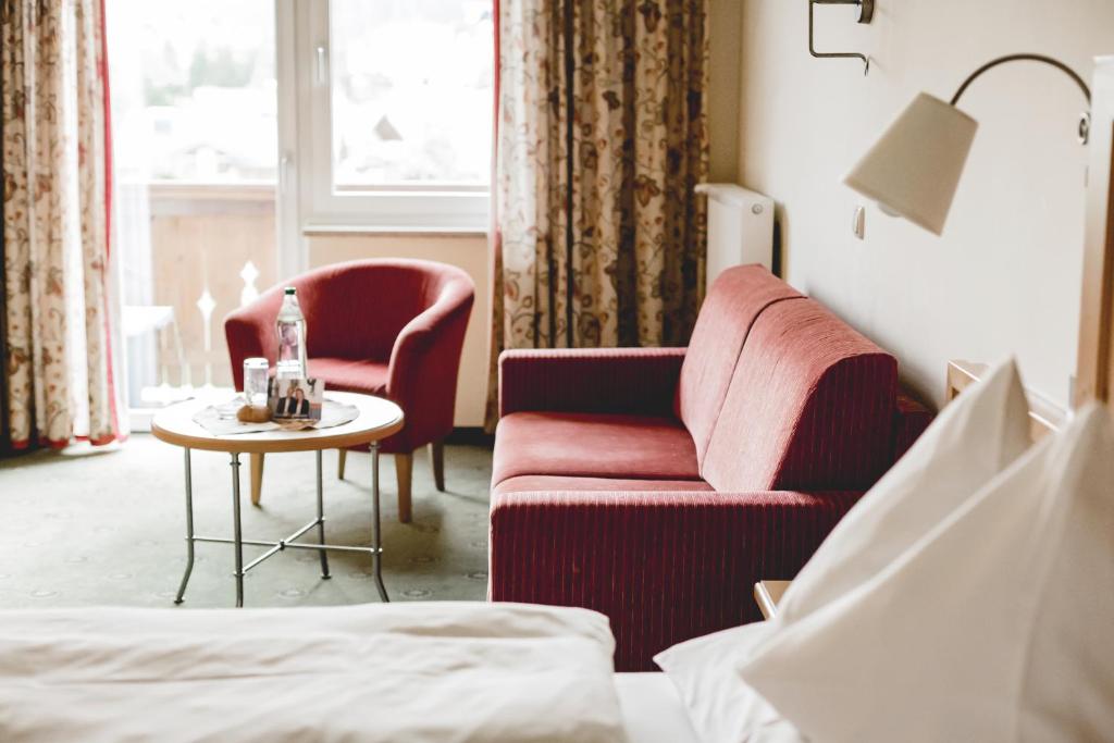 A seating area at Hotel Post Abtenau