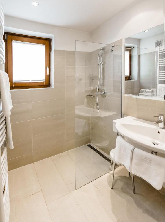 A bathroom at Hotel Post Abtenau