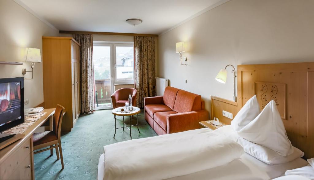 A television and/or entertainment centre at Hotel Post Abtenau
