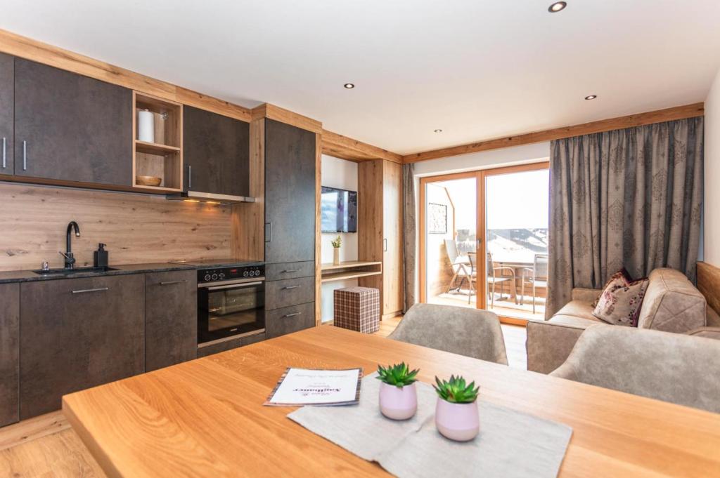 A kitchen or kitchenette at Beim Naglbauer