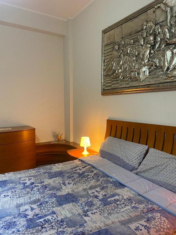 コゼンツァにあるLuxury Room Cosenzaのベッドルーム1室(ベッド1台付)が備わります。壁に絵が飾られています。