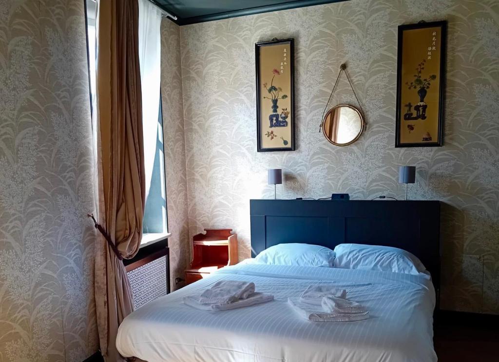 um quarto com uma cama e duas fotografias na parede em La Meridiana d'Alba em Alba