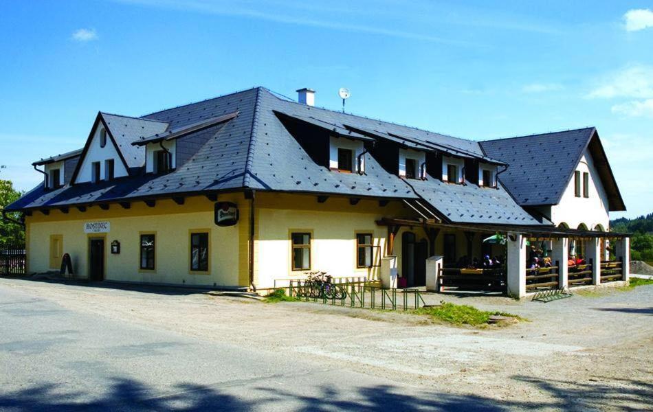 ein großes Haus mit schwarzem Dach in der Unterkunft Penzion U Šlechtů in Sněžné